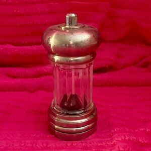 VINTAGE OLDE THOMPSON PEPPER MILL/GRINDER CARBON STEEL AND GLASS